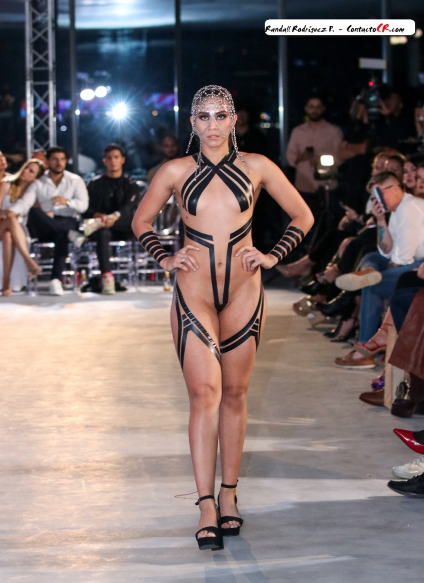 Cuerpos increíbles en Pasarela Black Tape Project parte 1 -