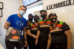 Christian-Rivera-poso-con-los-colaboradores-de-BK
