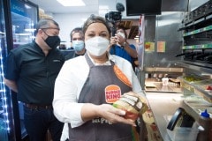 Lineth-Saborio-muestra-su-Whopper